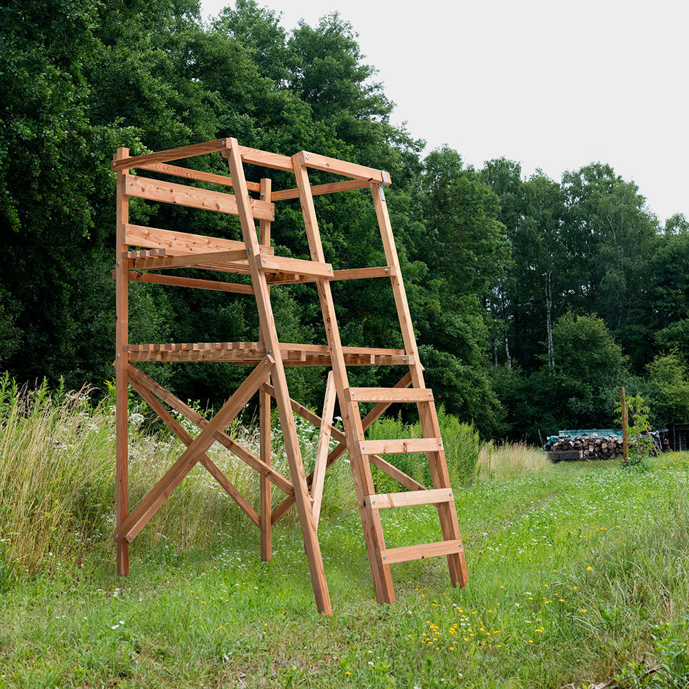 Drückjagd-Hochsitz aus Lärchenholz